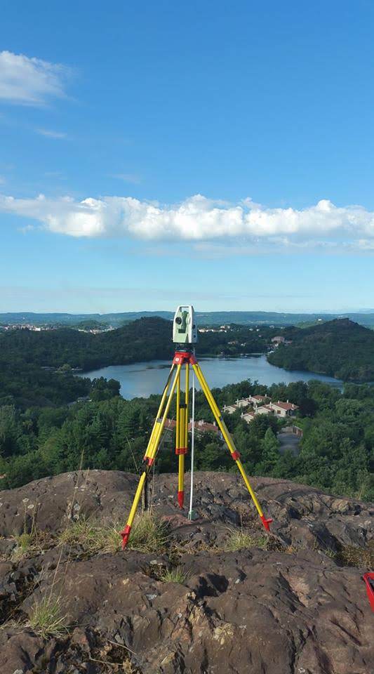 Stazione totale utilizzata per un rilievo topografico nel Canavese