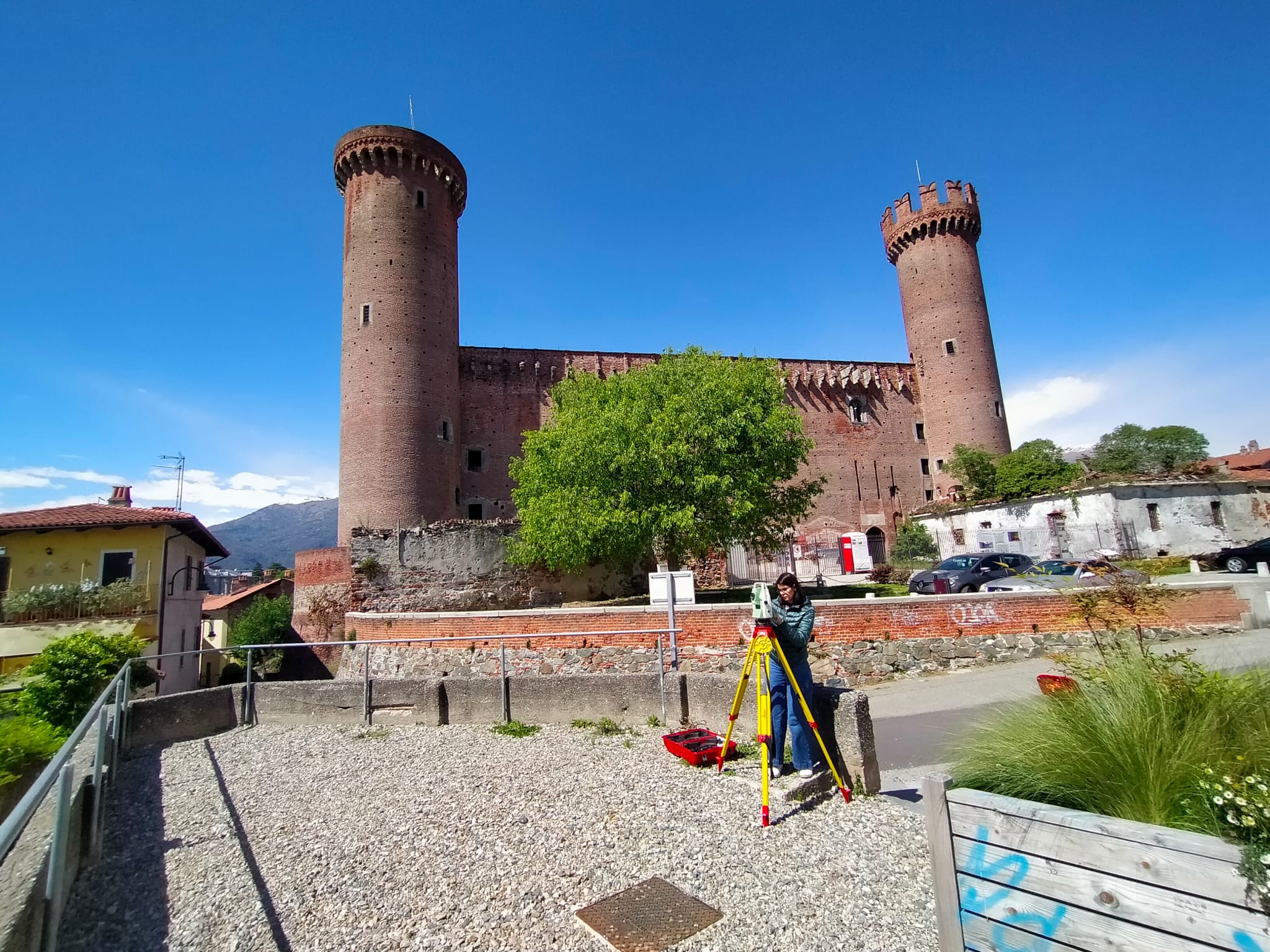 Rilievo topografico con stazione totale davanti al Castello di Ivrea