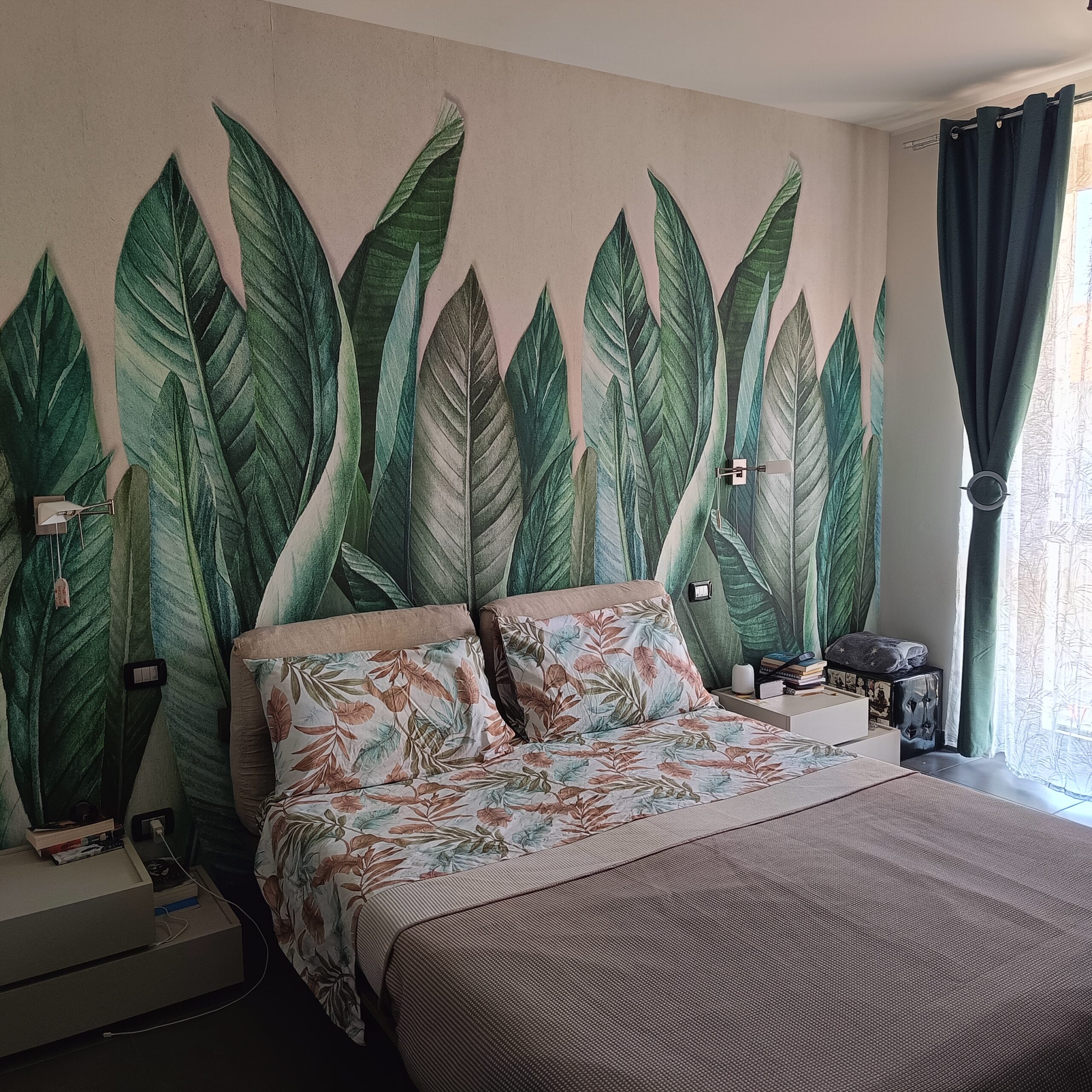 Camera da letto dopo il restyling con carta da parati botanica