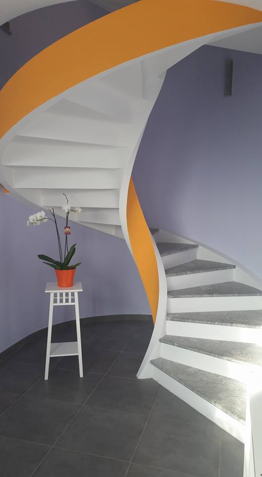 Scala elicoidale progettata con studio cromatico arancio, lilla e bianco